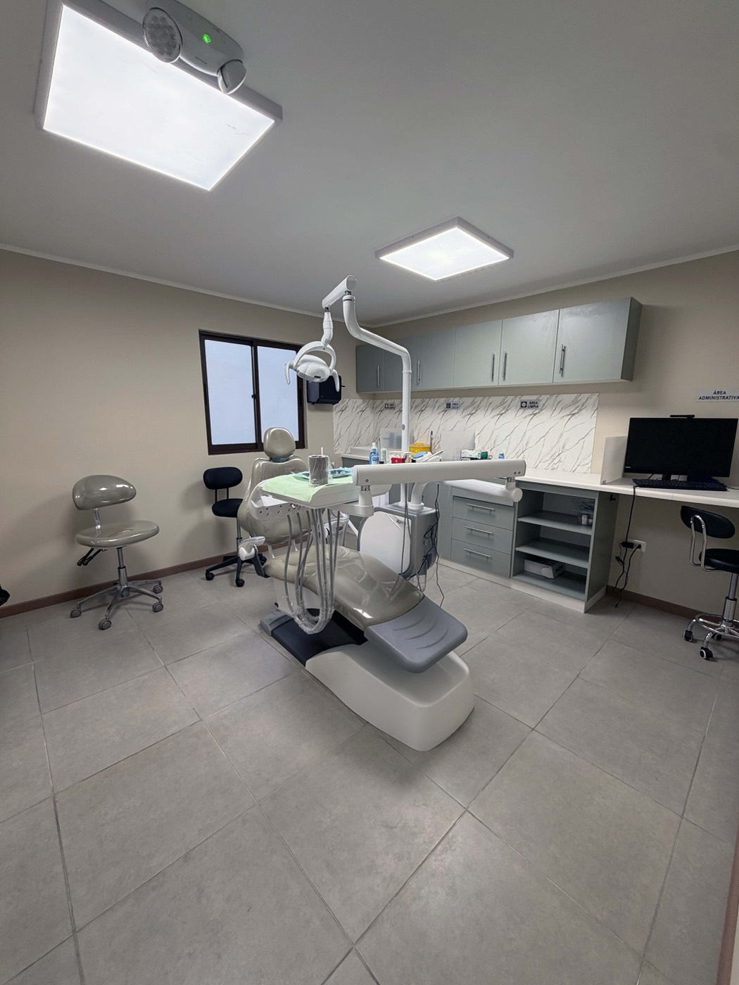 Box de odontología con área administrativa, Clínica Alkym